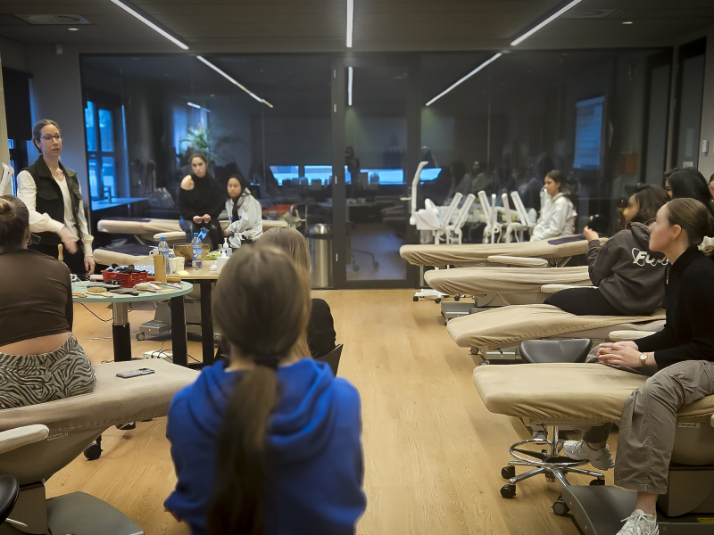 Studenten luisteren aandachtig tijdens workshop ASMR Hoofdmassages