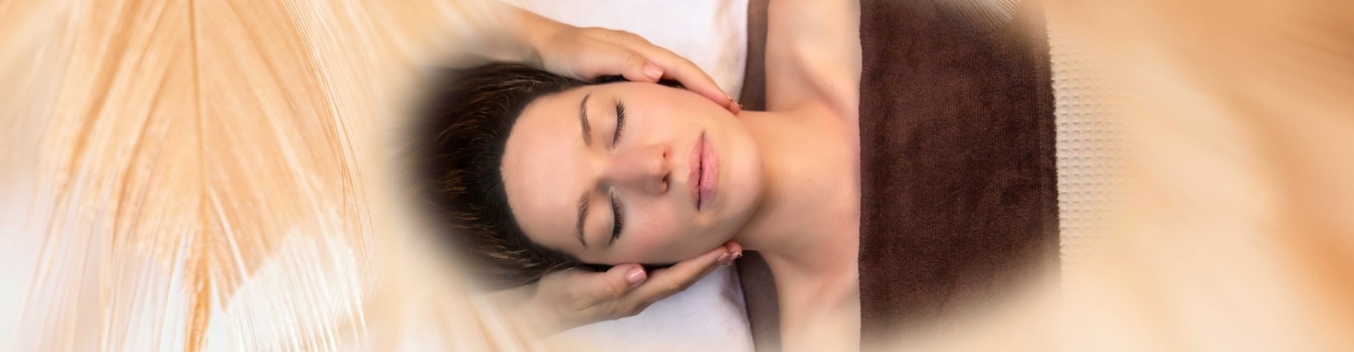 Vrouw ontspant tijdens een sessies van de ASMR Head Spa