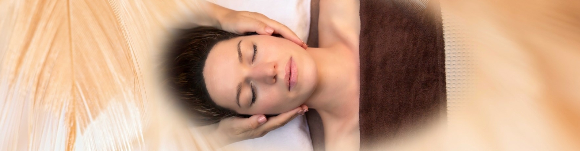 Vrouw ontspant tijdens een sessies van de ASMR Head Spa