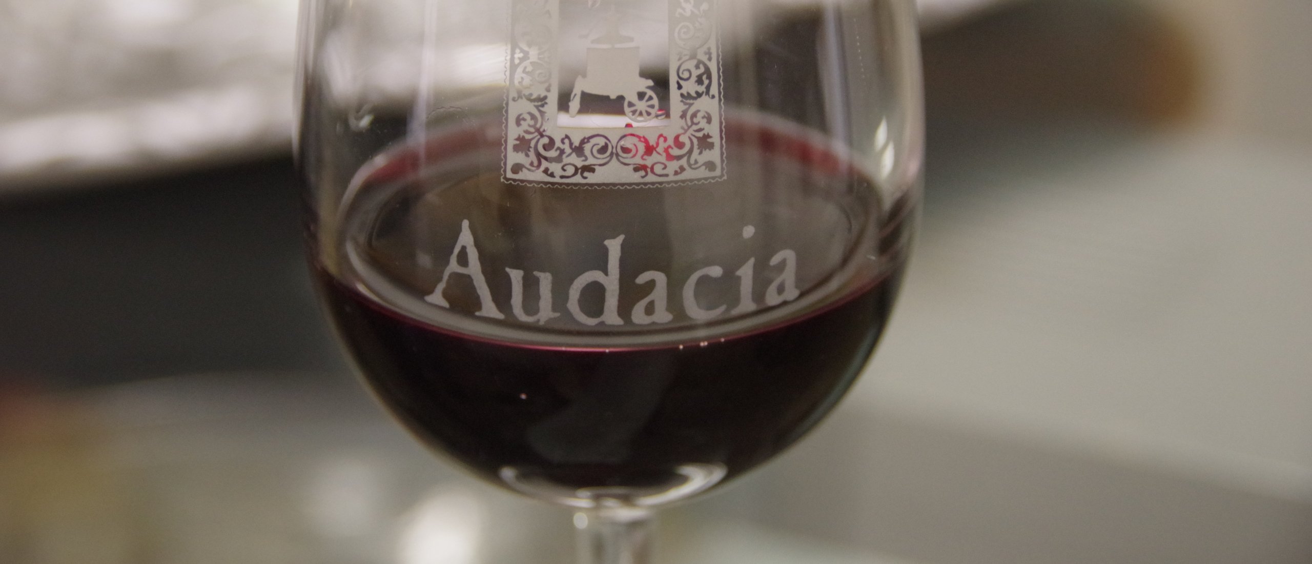 Audacia natuurlijke wijnen glas wijn