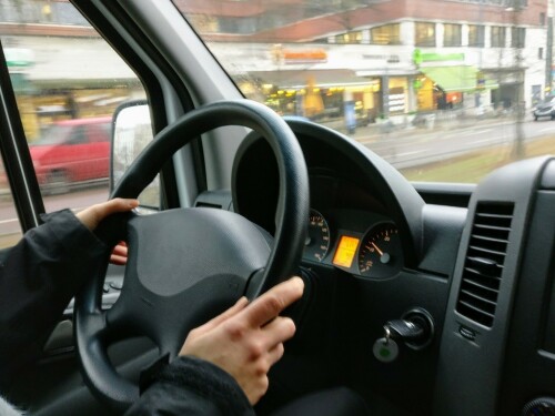 Leerling die autorijles neemt