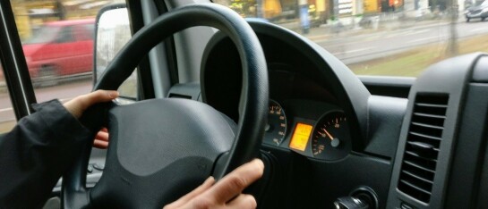 Leerling die autorijles neemt