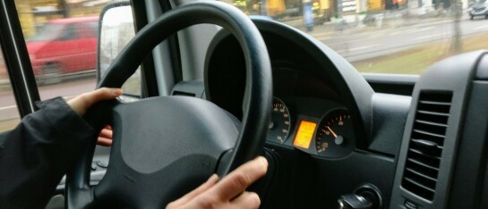 Leerling die autorijles neemt