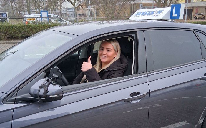 Geslaagd voor haar rijbewijs