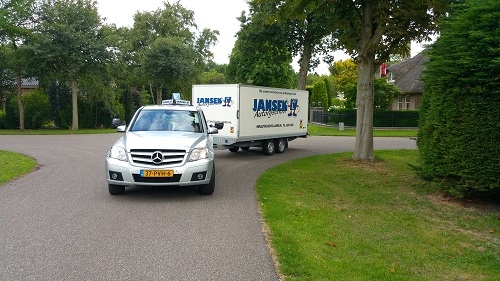 Bocht achteruit tijdens aanhanger rijlessen