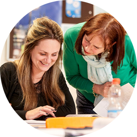 cursist en docent tijdens de les basiskennis boekhouden