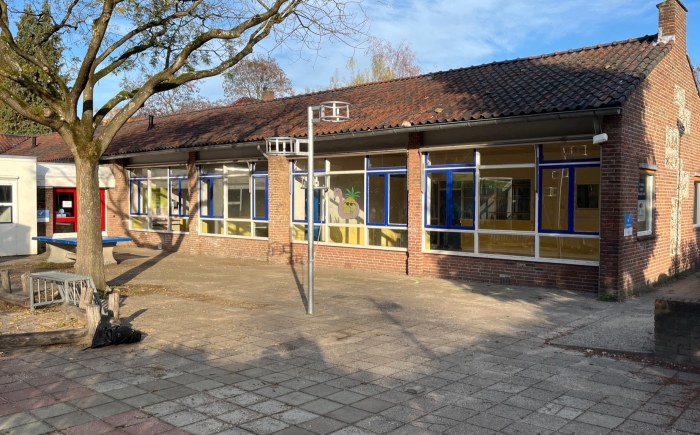Oud schoolgebouw waar Awareness Hub gevestigd is