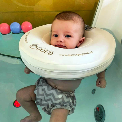 Laat je baby dobberen en floaten in een warm bad