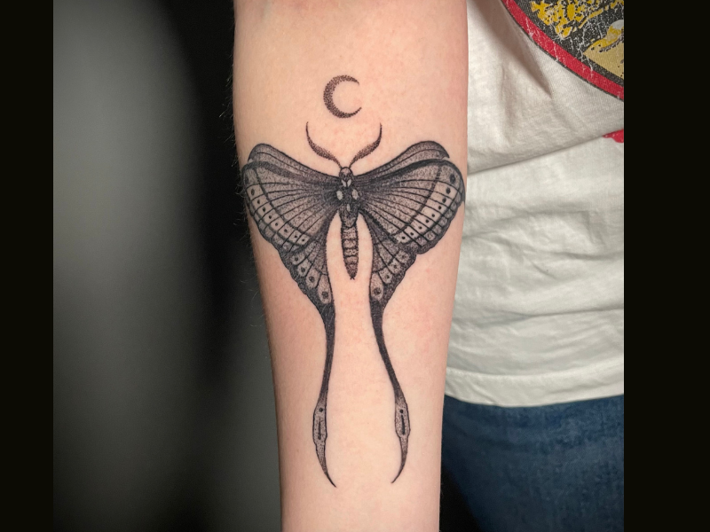 Geheelde blackwork mot tattoo na goede tattoo nazorg