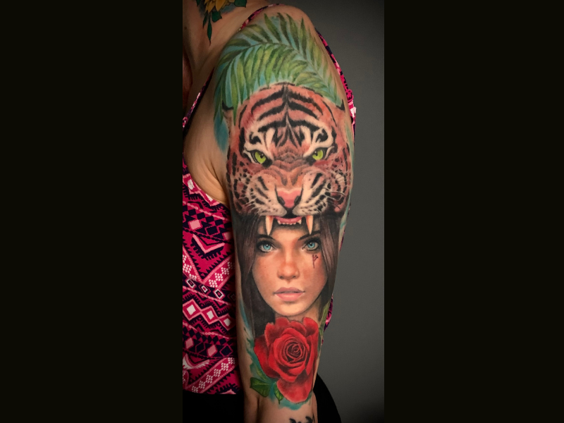 Geheelde tattoo tijger en vrouw in kleur