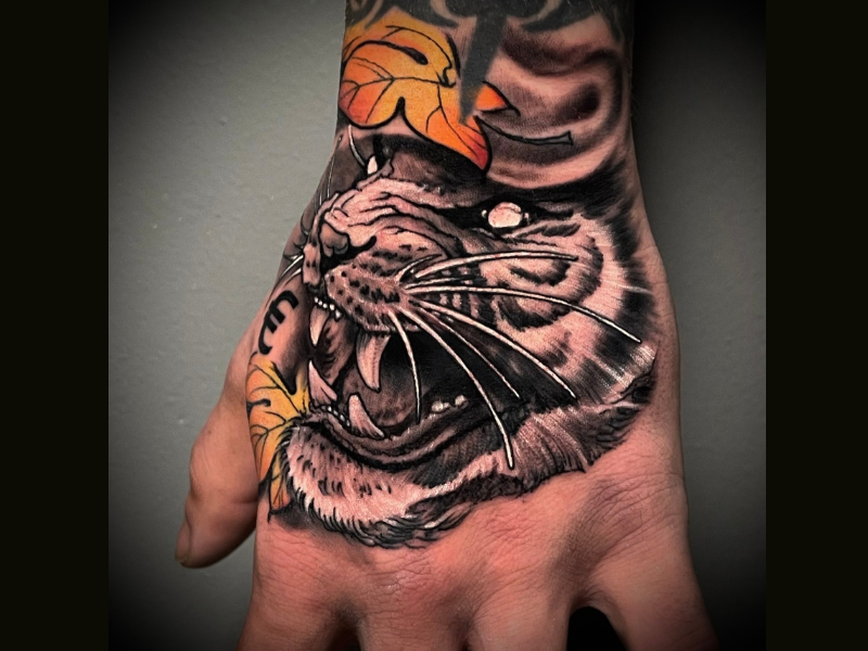Neo traditional tattoo leeuw