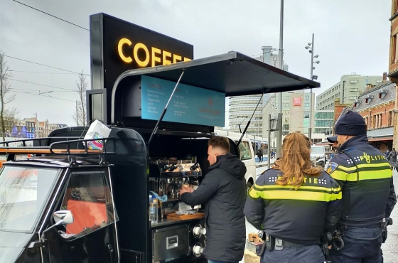 koffiekar met barista