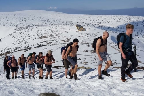 Groep klimt een besneeuwde berg volgens de Wim Hof Methode