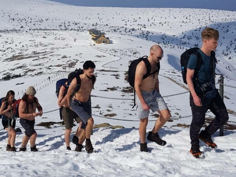 Groep klimt een besneeuwde berg volgens de Wim Hof Methode