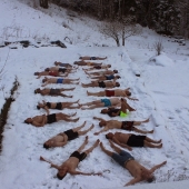 Groep ligt in de sneeuw in Polen