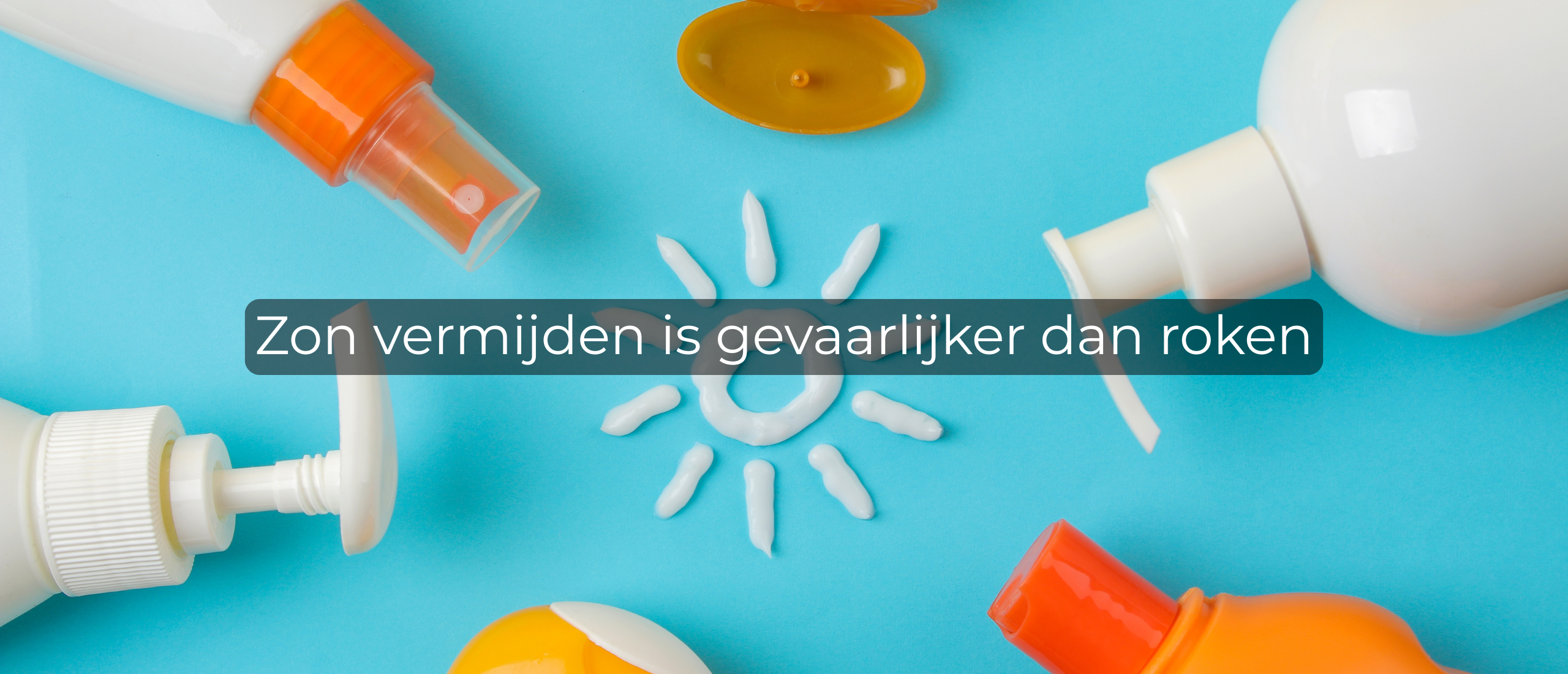 Zonnebrandflessen met zonnebrandcrème in de vorm van een zon op blauwe achtergrond