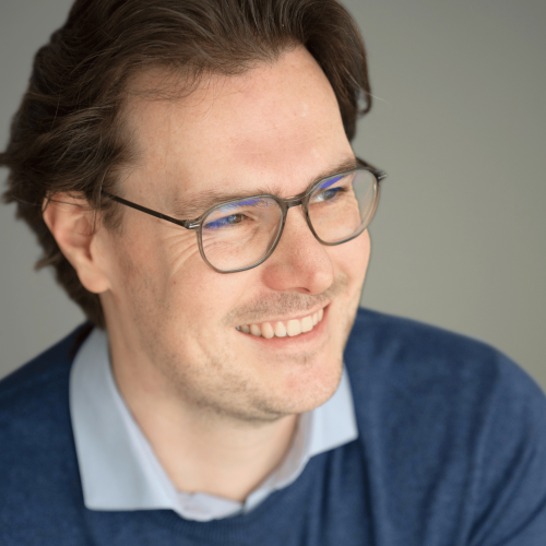 Bas Bakker, gezondheidscoach bij BASis Gezond, lachend op de camera
