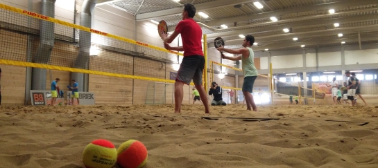 Beachfabriek Nijmegen voor indoor beachvolleybal, beachtennis, beachsoccer, footvolley, bubbelbal, teamuitjes, kinderfeestjes en sportieve bedrijfsevenementen