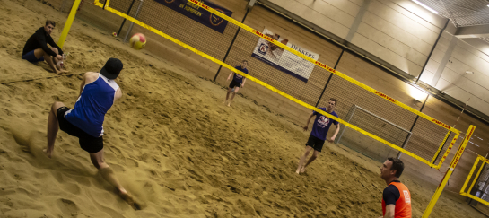 Beachfabriek Nijmegen voor indoor beachvolleybal, beachtennis, beachsoccer, footvolley, bubbelbal, teamuitjes, kinderfeestjes en sportieve bedrijfsevenementen