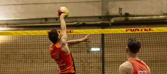 Beachfabriek Nijmegen voor indoor beachvolleybal, beachtennis, beachsoccer, footvolley, bubbelbal, teamuitjes, kinderfeestjes en sportieve bedrijfsevenementen