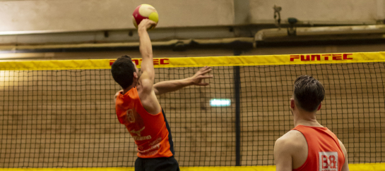 Beachfabriek Nijmegen voor indoor beachvolleybal, beachtennis, beachsoccer, footvolley, bubbelbal, teamuitjes, kinderfeestjes en sportieve bedrijfsevenementen