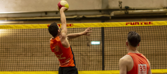 Beachfabriek Nijmegen voor indoor beachvolleybal, beachtennis, beachsoccer, footvolley, bubbelbal, teamuitjes, kinderfeestjes en sportieve bedrijfsevenementen