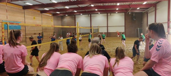 Beachsporttoernooi met feestje op beachterras met beachbar Beachfabriek Nijmegen beachvolleybal, bedrijfsevenementen feestjes beachbar beachtennis rackets beachsocer