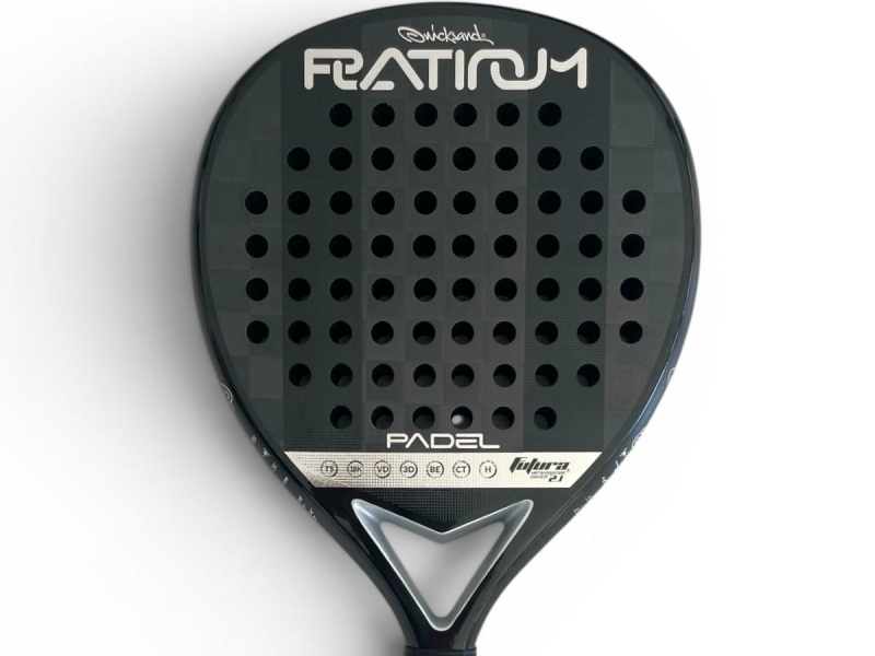 Quicksand Platanium 18K Padelracket Quicksand Platanium 18K Padelracket perfect ba;lans tussen power en demping voor preventie padelarm / tennisarm / tennis elleboog