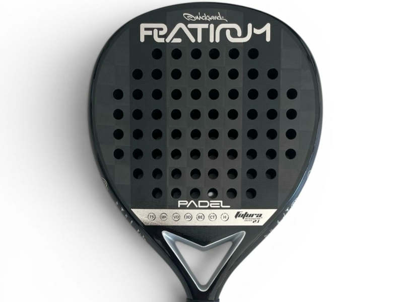 Quicksand Platanium 18K Padelracket Quicksand Platanium 18K Padelracket perfect ba;lans tussen power en demping voor preventie padelarm / tennisarm / tennis elleboog
