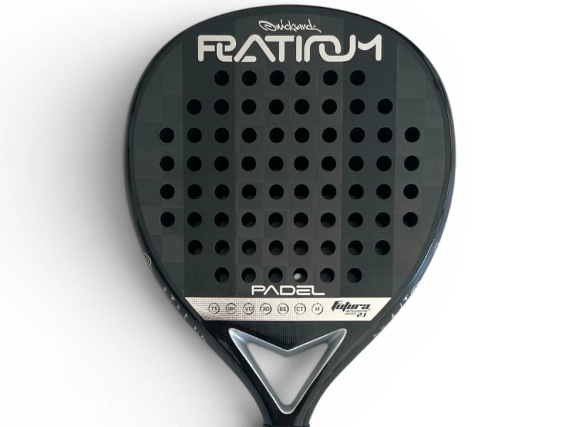 Quicksand Platanium 18K Padelracket Quicksand Platanium 18K Padelracket perfect ba;lans tussen power en demping voor preventie padelarm / tennisarm / tennis elleboog