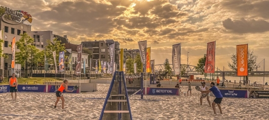 Beachfabriek Nijmegen beachvolleybal, bedrijfsevenementen feestjes beachbar beachtennis rackets beachsocer