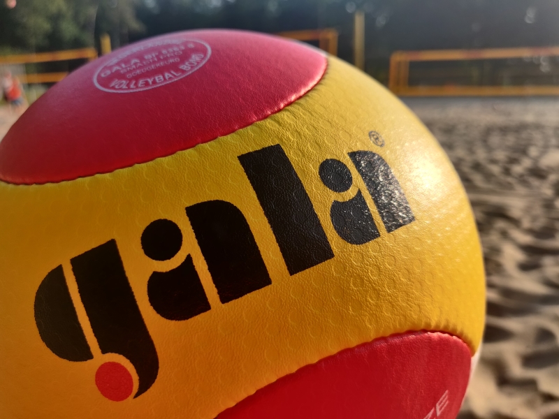Nieuwste Gala Beachvolleybal Smash Pro met dimple oppervlak.