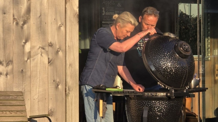 Aly Dijkema en deelnemer aan de slag met de Kamado tijdens een BBQ-workshop bij Bedstay op 8 in Dalen
