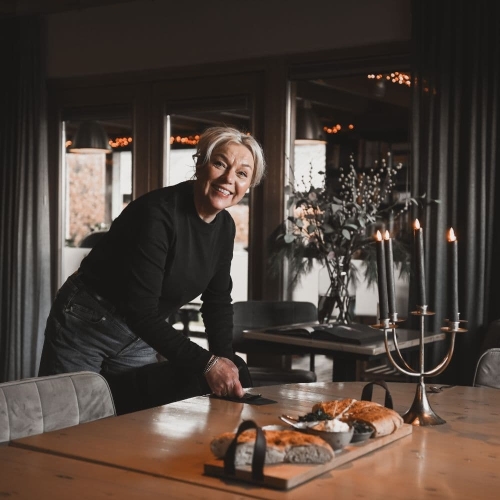 Aly Dijkema aan tafel in de sfeervolle vergaderuimte van Bedstay op 8 in Dalen Drenthe