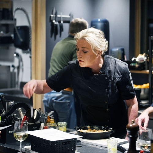 Aly Dijkema bereidt verse gerechten in de professionele kookstudio van Bedstay op 8 in Dalen, Drenthe