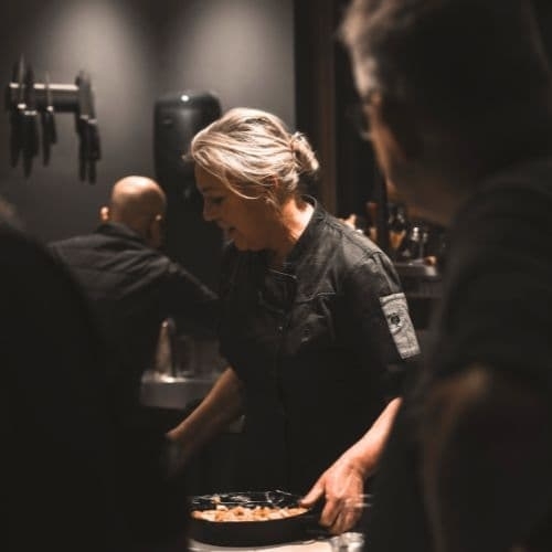 Aly Dijkema bereidt een gerecht voor tijdens de BBQ-workshop bij Bedstay op 8 in Dalen