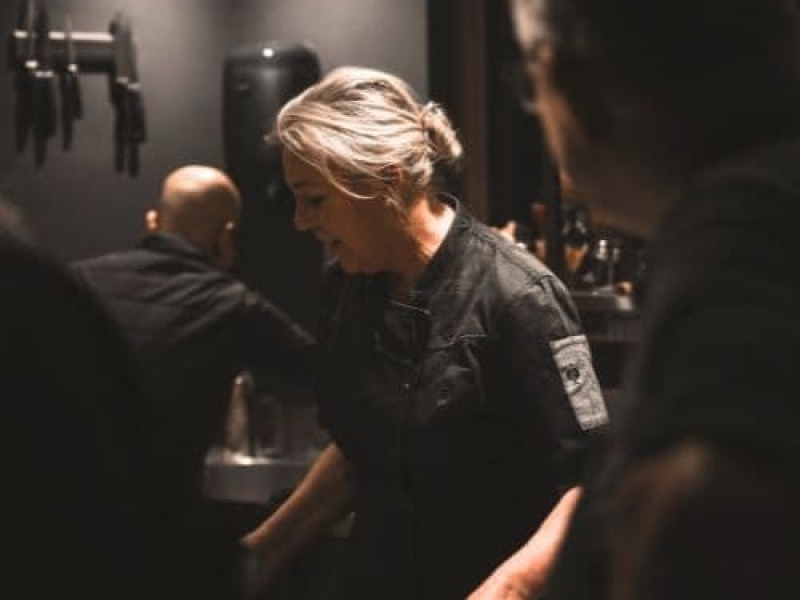 Aly Dijkema bereidt een gerecht voor tijdens de BBQ-workshop bij Bedstay op 8 in Dalen