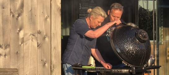 Aly Dijkema en deelnemer aan de slag met de Kamado tijdens een BBQ workshop bij Bedstay op 8 in Dalen