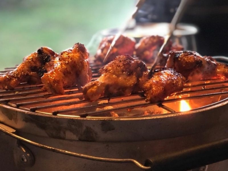Gegrilde kippenvleugels op de BBQ tijdens de workshop bij Bedstay op 8 in Dalen