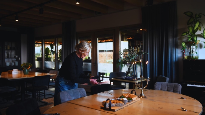Sfeervolle vergaderruimte en overnachtingslocatie Bedstay op 8 in Dalen, Drenthe, met zicht op het Drenthse landschap