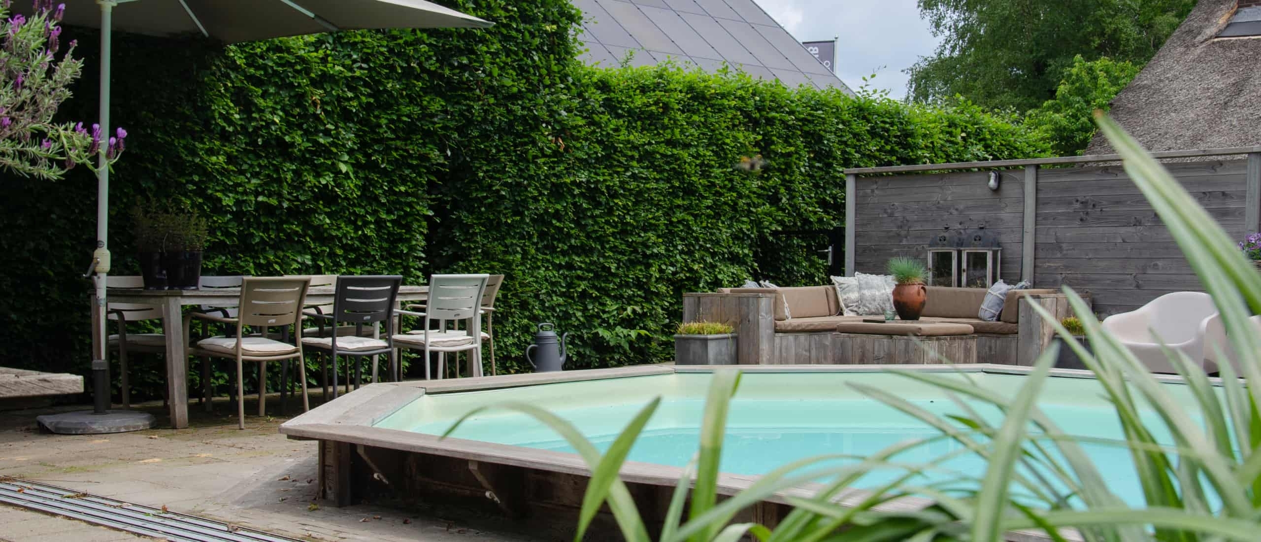 Prive zwembad bij bed and breakfast Bedstay op 8