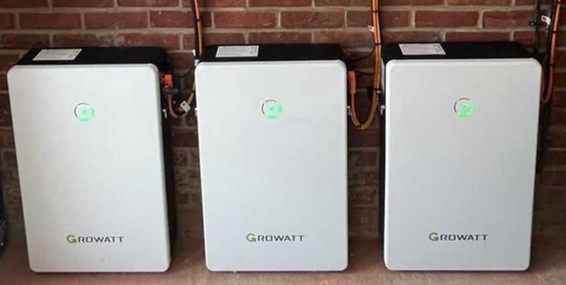 3 thuisbatterijen van growatt met een mogelijkheid om slimme sturing aan te sluiten op de batterij