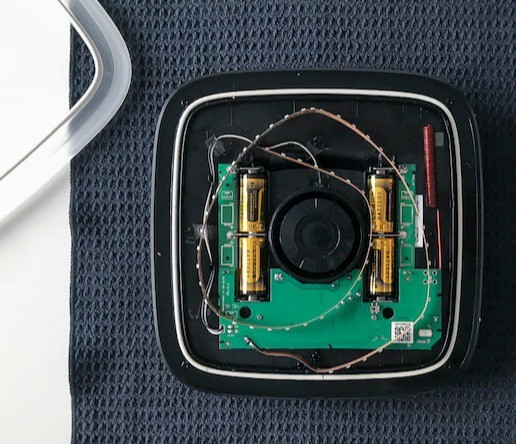 AJAX StreetSiren handleiding batterij vervangen indien ledstrip of kunststof frame is verwijderd stap 1