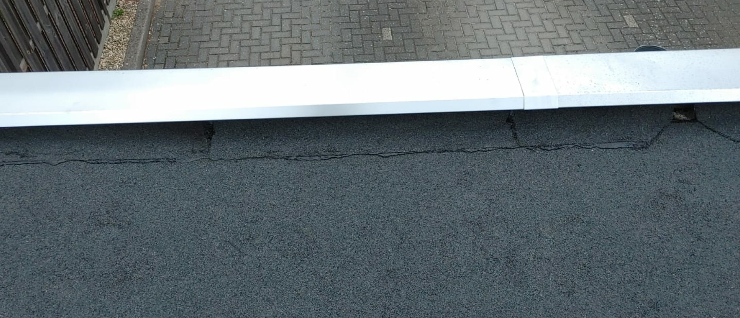 Dakrand detail: zo voorkom je opwaaien van bitumen