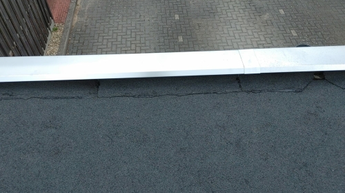 Bitumen dak overlagen en afwerken met zinken deklijsten
