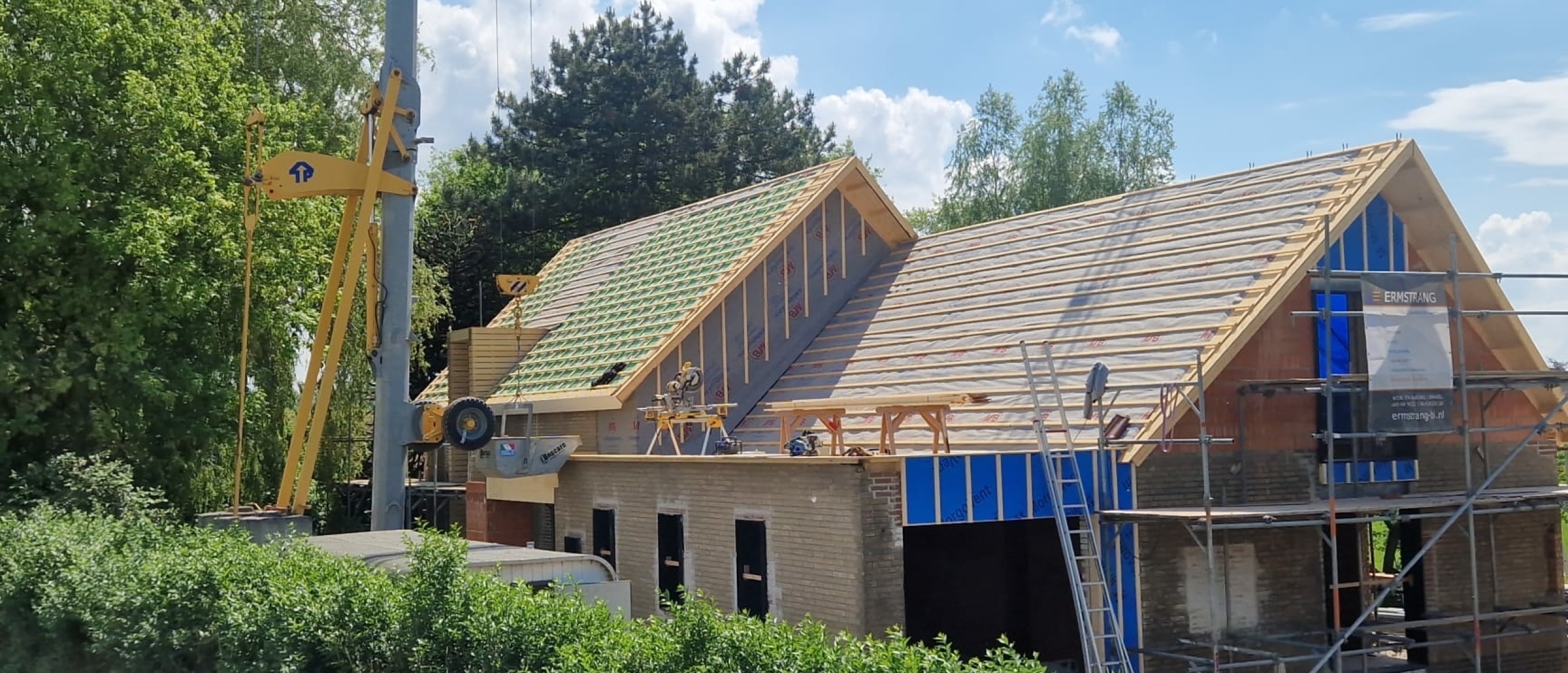 Dakrenovatie met isolerende zonnepanelen: de duurzame keuze voor 2025
