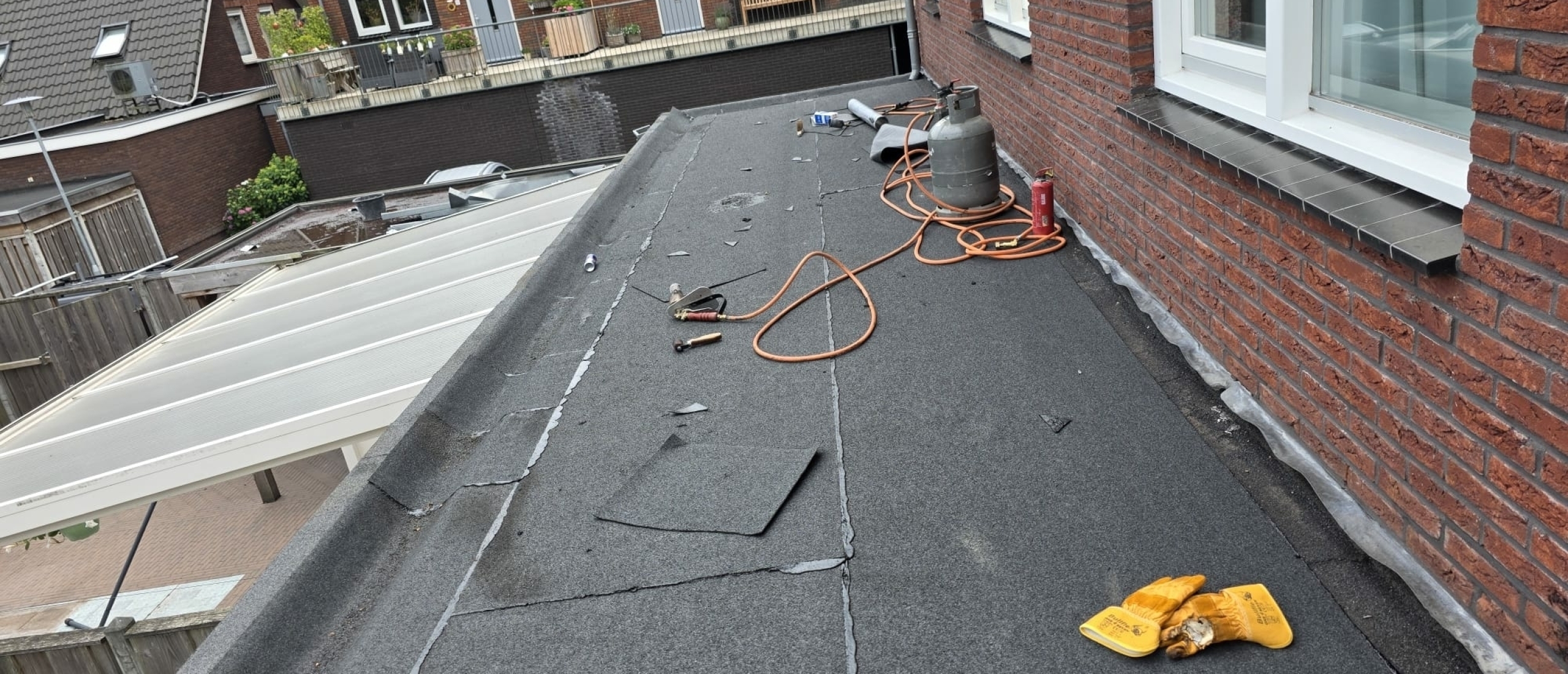 Brandveilig werken bij renovatie van een flatdak: essentieel voor een veilige en duurzame renovatie