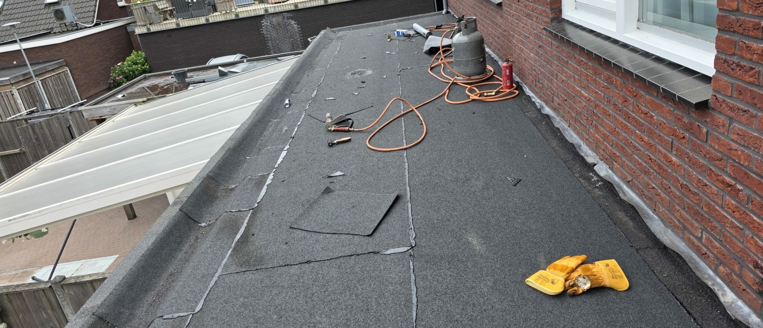 Dakrenovatie en regenwaterhergebruik integreren: duurzame oplossingen voor 2025