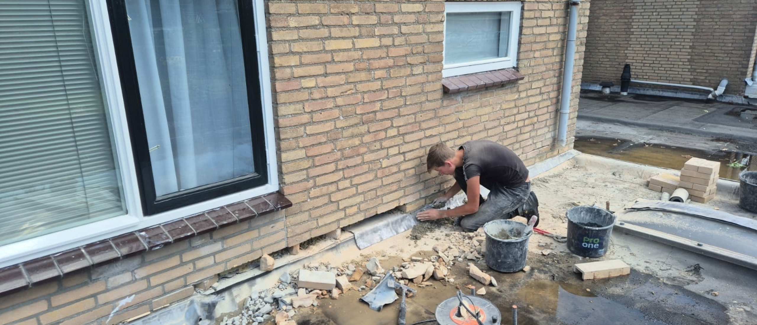 Vogelwering laten plaatsen in je dakgoot? Zo voorkom je verstopping en schade