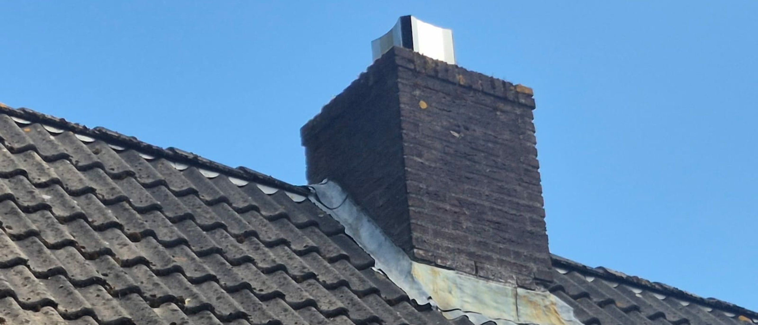 Schoorsteen lekt bij regen? Oorzaken, schade en hoe je het snel oplost